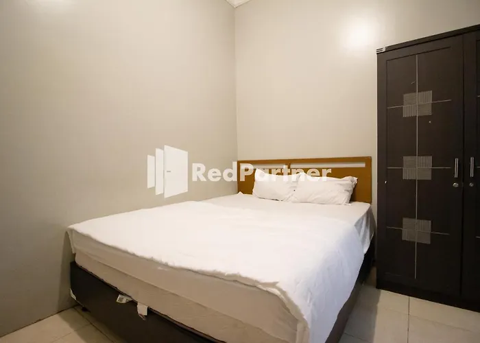 De Kost Solo Mitra Reddoorz